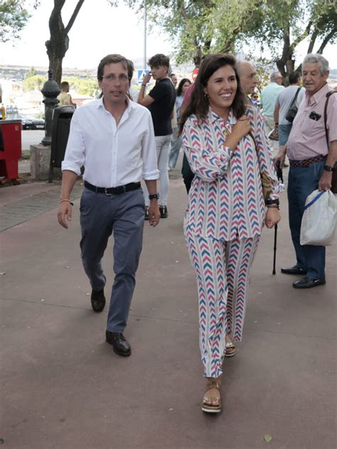 Jos Luis Mart Nez Almeida Y Teresa Urquijo Felices Tras Vivir Su