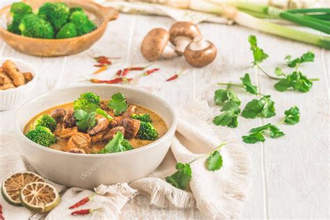 Sopa Vegana Tom Kha Gai Con Varias Verduras Y Sustitutos De Carne A