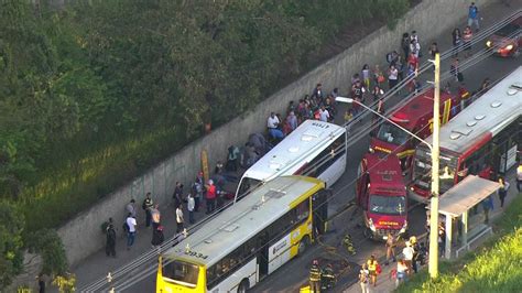 FOTOS IMAGENS Acidente entre dois ônibus deixa 23 feridos na Zona Leste