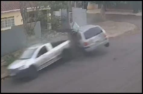 Motorista Perde Controle De Carro E Bate Em Poste Vídeo Mostra Momento