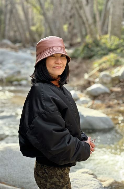 Ngỡ ngàng nhan sắc từ thời trẻ đến tuổi 60 của Hồng Đào nữ nghệ sĩ đang hot khi đóng phim