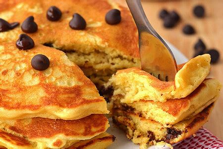 Hot cakes esponjosos con chispas de chocolate Receta fácil