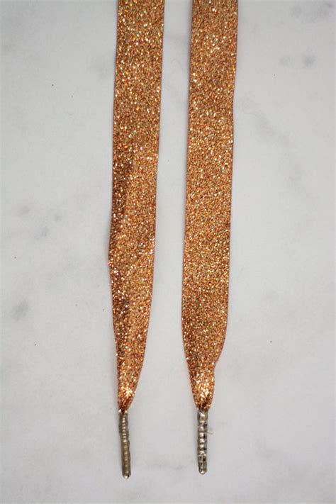 Schoenveters Plat Glitter Brons Goud 120cm Met Bronzen Stiften Bol