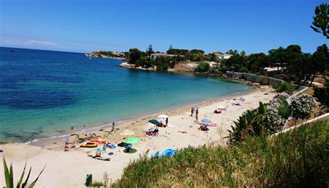 La Spiaggia Punta Del Pero Di Fronte Al Magnifico Skyline Di Siracusa