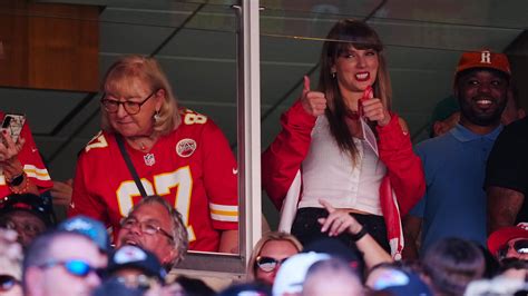 Fans React to Interaction Between Donna Kelce & Taylor Swift