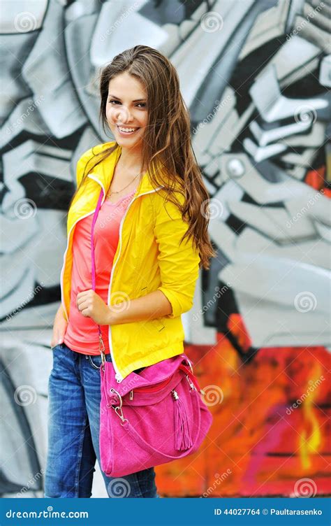 Mujer Casual Joven En Retrato Al Aire Libre De La Ropa Colorida Foto De