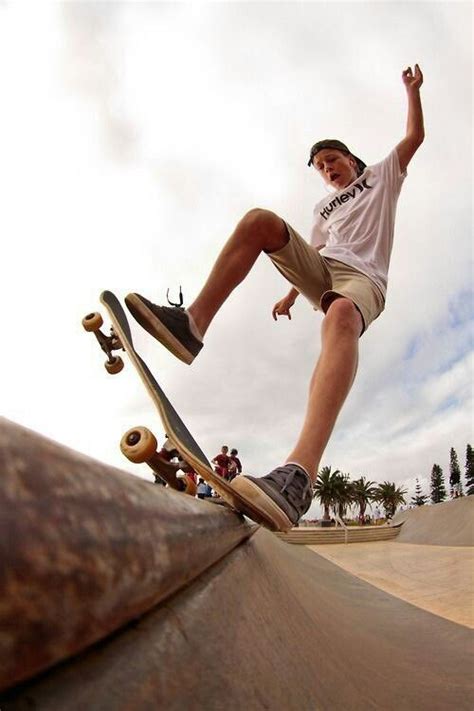 Pin by 철갑상어 on 크로키 자료 0011 0020 Skateboard photography Pose