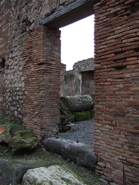 VII 9 65 Pompeii December 2005 Looking North West To Entrance Doorway