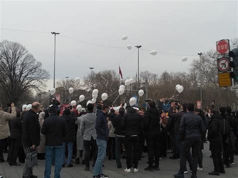 Aşı zorunluluğuna karşı olanlardan balonlu eylem Sözcü