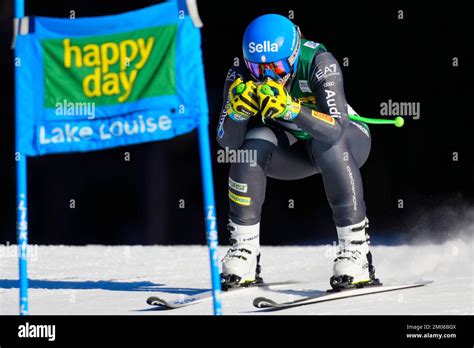 Elena Curtoni De L Italie Fait Le Ski Pendant La Course De Ski Super