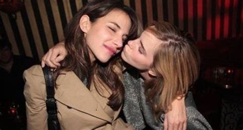 Resultado De Imagem Para Emma Watson And Girlfriend Emma Watson Girlfriend Emma