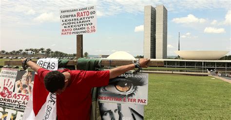 G1 Homem se amarra a cruz em frente ao Congresso Nacional notícias