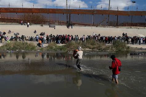 Cruce Masivo De Migrantes Desbordan A Las Autoridades En Texas