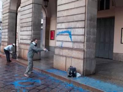 Activistas climáticos fueron contra el edificio de la Ópera de La Scala