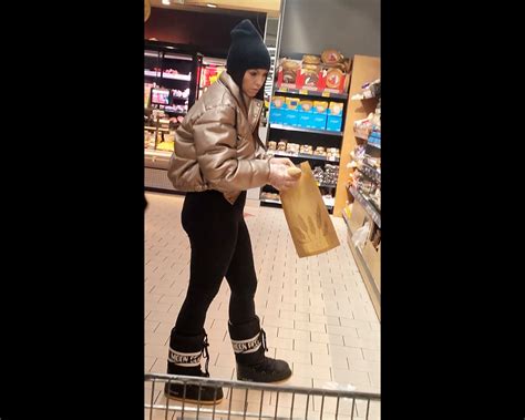 Pretty Milf Goes Shopping Don T Record My Ass Spandex Leggings Yoga Pants Forum