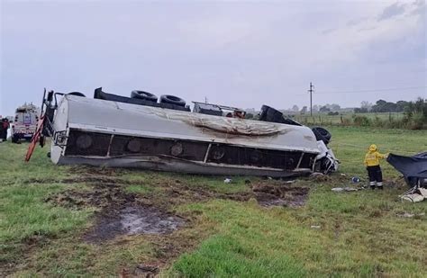 Santa Fe Un Choque Entre Un Cami N Cisterna Y Un Auto Deja Muertos