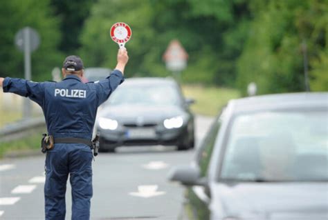 Mann F Hrt Mit Kilometern Pro Stunde Durch Baustelle