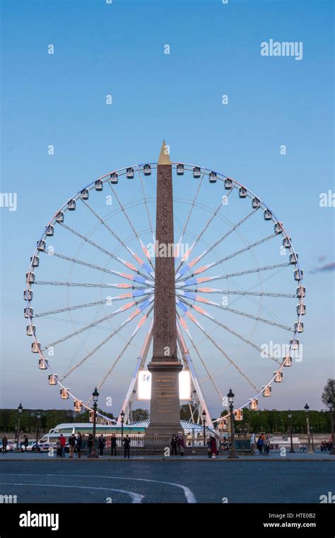 Paris France Une Grande Roue Nuit La Place De La Concorde L