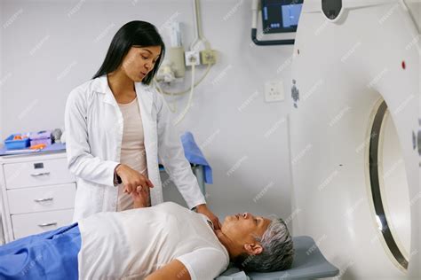 Médico De Resonancia Magnética Y Mujer Cogidos De La Mano Del Paciente