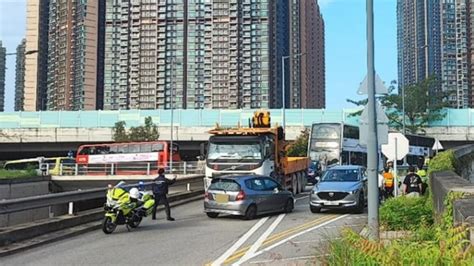 車cam直擊｜元朗私家車與吊臂車相撞掉頭逆線 司機受傷送院 星島日報