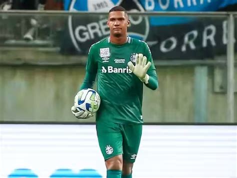 Adriel é ovacionado pela torcida do Grêmio e faz Renato repensar para