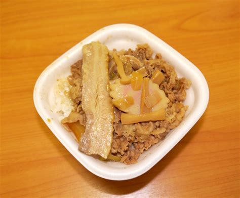 【意外な発見】ロッテリアの『つけ麺バーガー』のつけ汁をすき家の『牛丼』にかけるとおいしくなることが判明！ ロケットニュース24