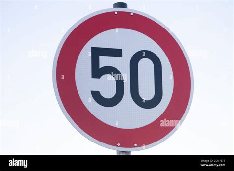 Panneau De Signalisation De Limitation De Vitesse Sur Fond Blanc Photo