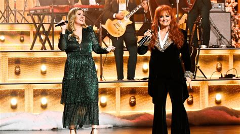 Kelly Clarkson Wynonna Judd Kick Off Christmas At The Opry With