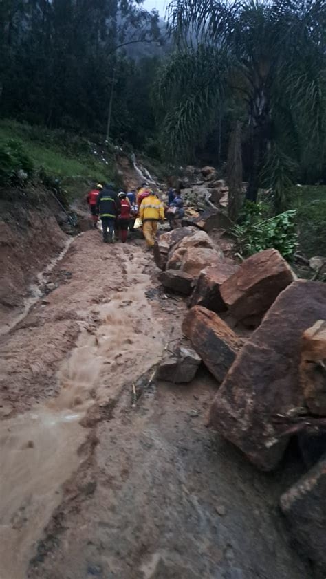 Fotos Chuvas Causam Deslizamentos E Deixam Fam Lias Desabrigadas Em