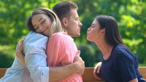 Tips For Introducing Polyamory Into Your Life And Starting A Relationship