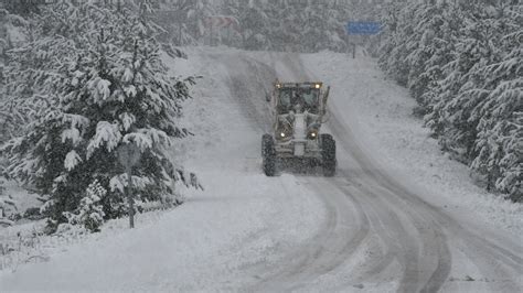 Kar yağışı 8 kenti esir aldı Meteoroloji İstanbul için gün verdi Lapa