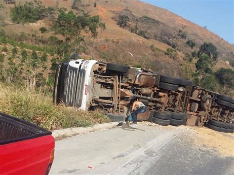 G1 Caminhão carregado milho tomba na BR 259 no Norte do ES