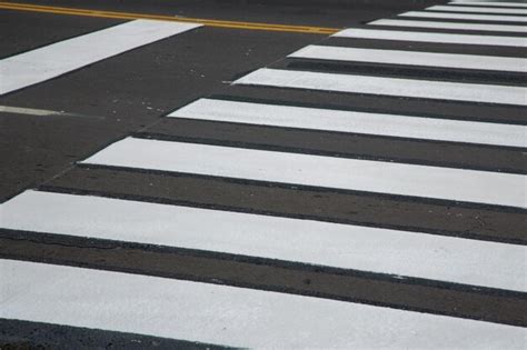 Uma Faixa De Pedestres Listras Brancas E Uma Linha Amarela Foto