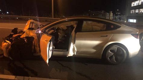 Tesla Model 3 On Autopilot Crashes Into Police Car Bbc News