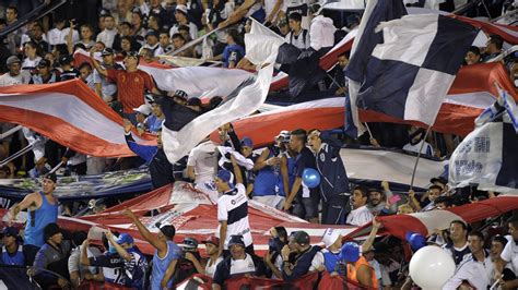 Repudiable Hinchas De Gimnasia Provocaron Mostrando Banderas De