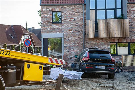 Altkreisblitz Zwei Verletzte Volvo Berf Hrt Bauzaun Sowie Mauer Und