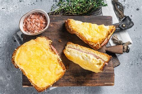 Französisches Croque Monsieur Sandwich mit Käse Schinken Gruyere und