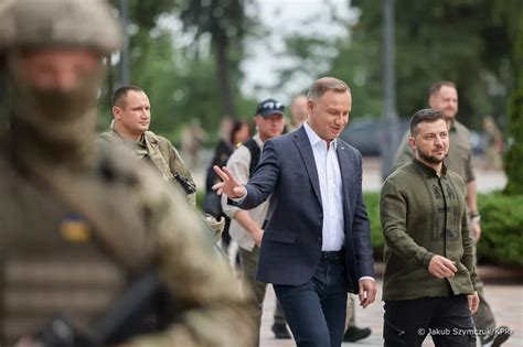 Andrzej Duda powitany w Kijowie Nietypowa koszula Wołodymyra Zełenskiego