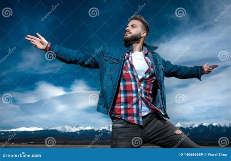 Hombre Casual Joven Que Siente Potente Mientras Que Respira El Aire