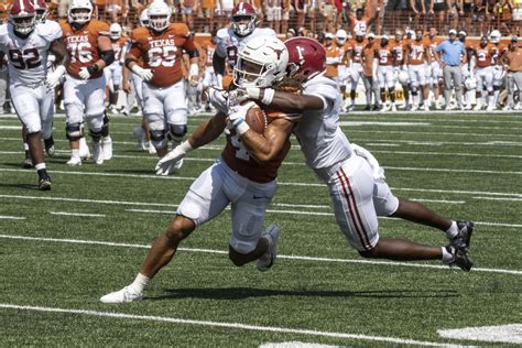 Texas coach, players say narrow loss a win for the future