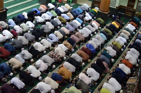 Shalat Tarawih Malam Ke Ramadhan Antara Foto