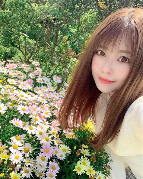 羽瀬萌さんのインスタグラム写真 羽瀬萌instagram「🌸🌸🌸💛💚💖 お花を見つけると写真撮りたくなる🤩」5月5日 17時42分