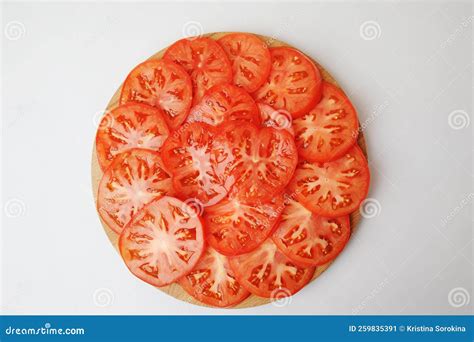 Rodajas De Tomate En Una Mesa Redonda Vista Superior De Fondo Blanco