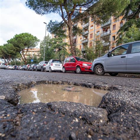 Il sindaco dichiara guerra alle buche di Roma Roberto Gualtieri rifà