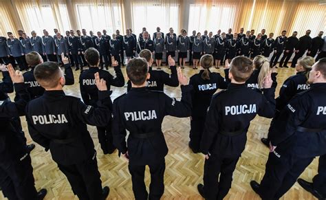 Policjanci w Kujawsko Pomorskiem odchodzą ze służby Mówi się o pół