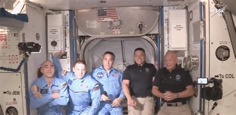 Cápsula Crew Dragon astronautas da Nasa chega à ISS