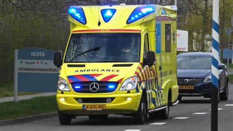 Auto Blokkeert Ambulance A1 Ambulances Uit 01 03 04 06 Met Spoed