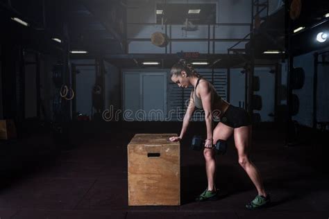 Jeune Transpiration Musculaire Robuste Fille Faisant Entraînement De Carrefour Hardcore Pour Les