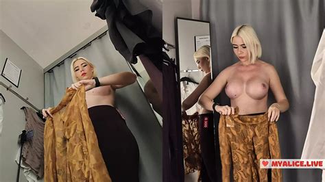 Une blonde aux seins énormes essaye des vêtements dans un centre commercial Une MILF sans