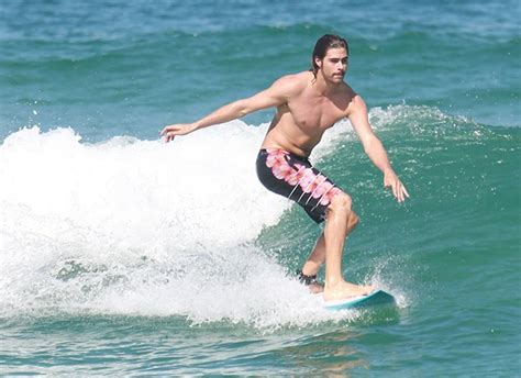 Rafael Vitti Mostra Corpo Definido Ao Pegar Onda Em Praia Do Rio De